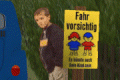 Screenshot Schild "Fahr vorsichtig"